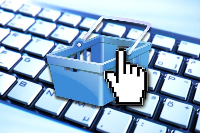 klávesnice PC s nákupním košíkem a prstem